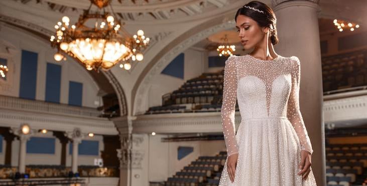 Γυναίκα που φοράει νυφικό με περιποιημένα νύχια