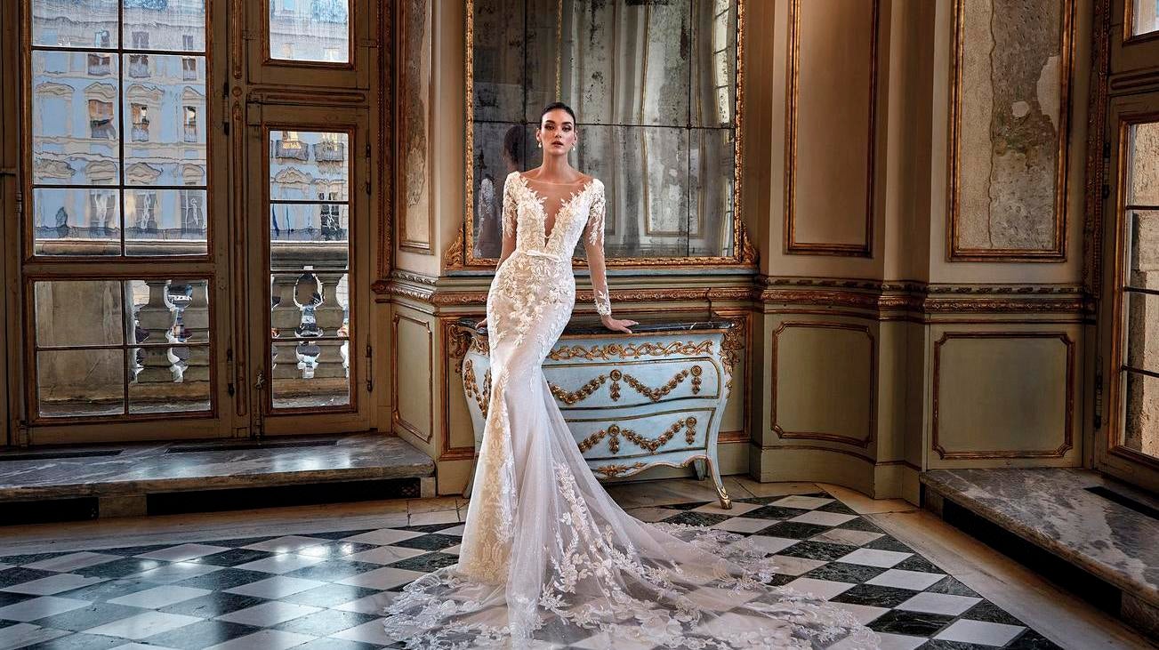 Νύφη με κομψό εφαρμοστό νυφικό με δαντέλα