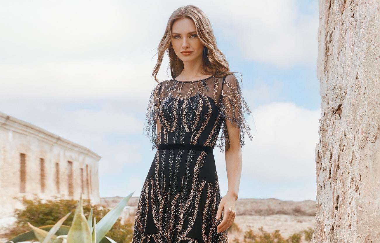 Επίσημο φόρεμα με μπλε σκούρο τούλι και παγιέτες σε μεταλλικές αποχρώσεις