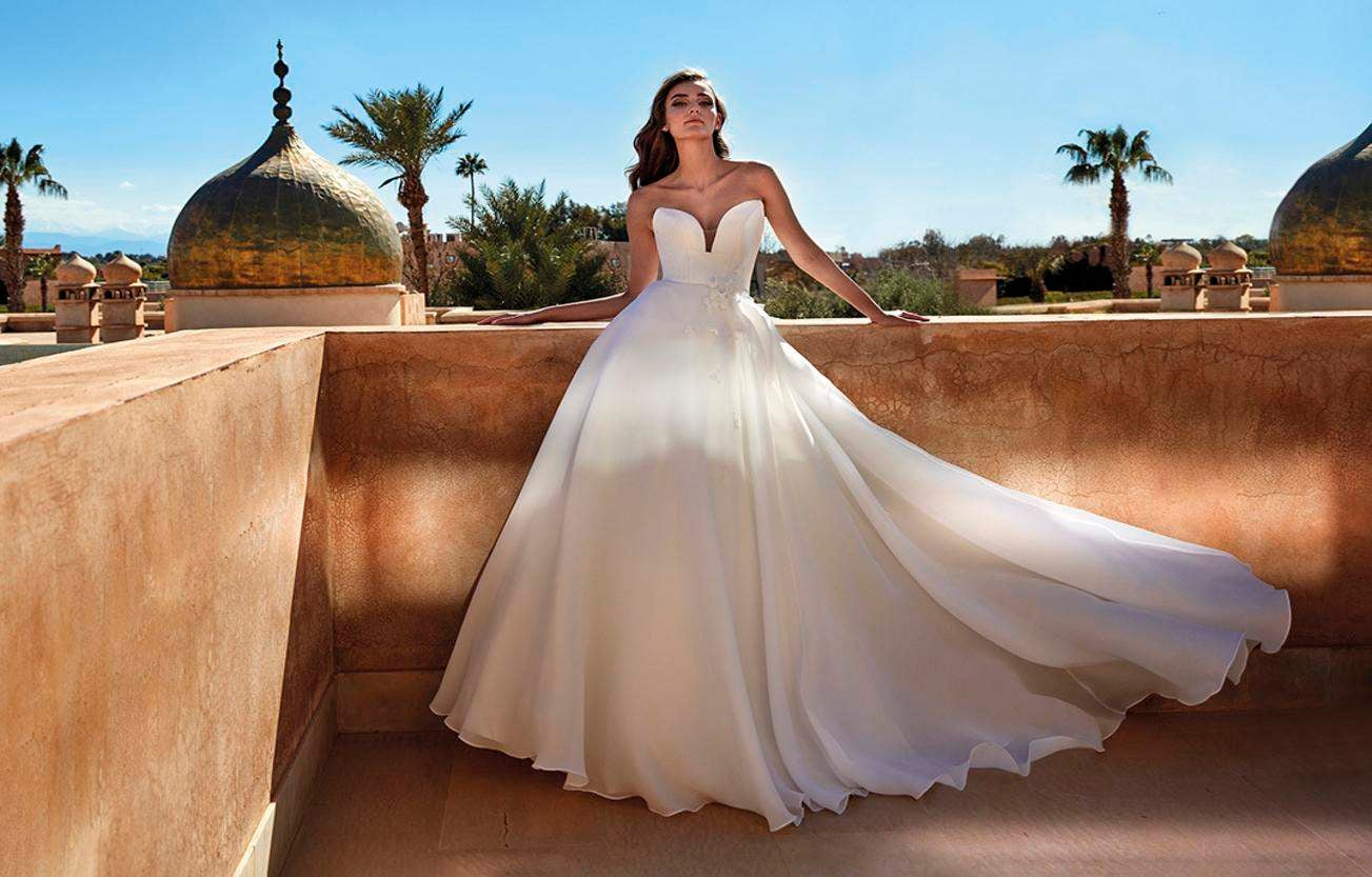 Une sublime mariée dans une robe de mariée bustier style princesse en satin avec un décolleté en cœur.