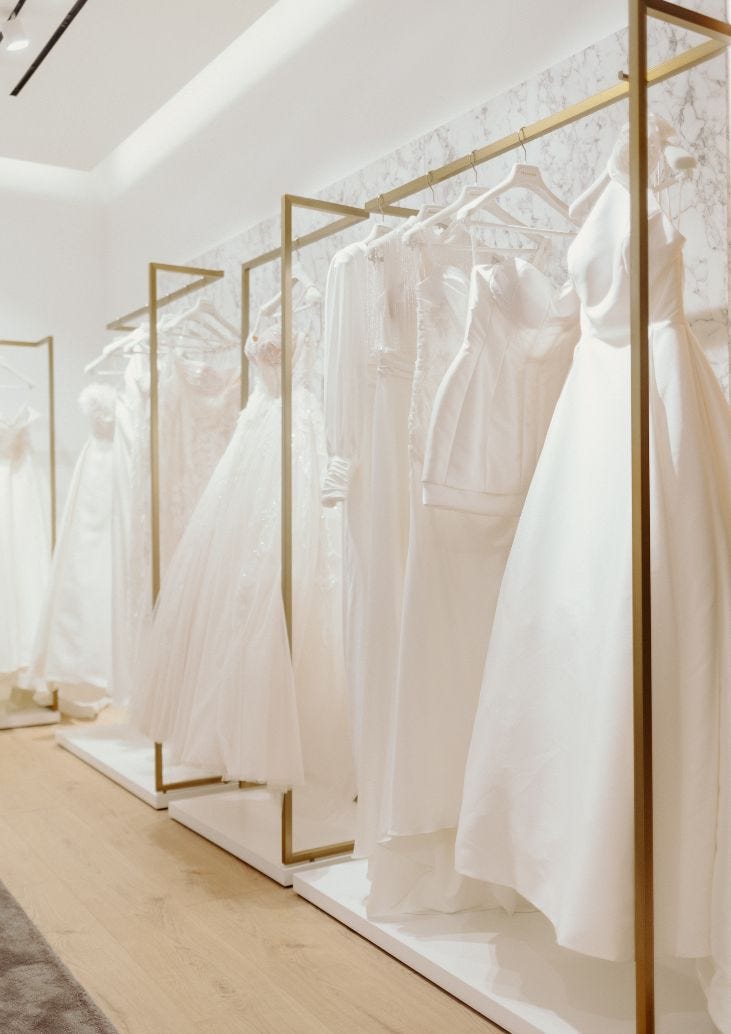 Mujer luciendo un velo de novia largo con perlas y transparencias 