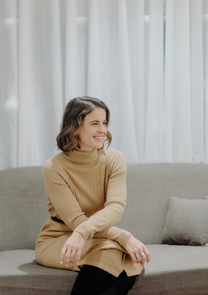 Mujer luciendo un velo de novia largo con perlas y transparencias 