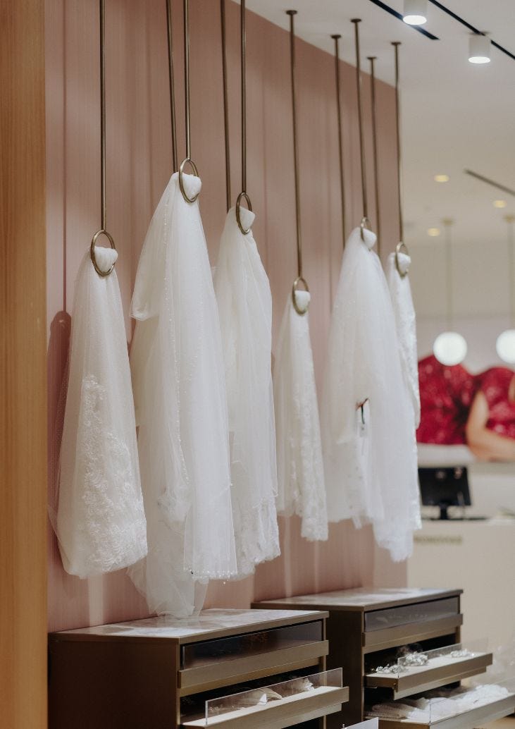 Mujer con mantilla de novia blanca 