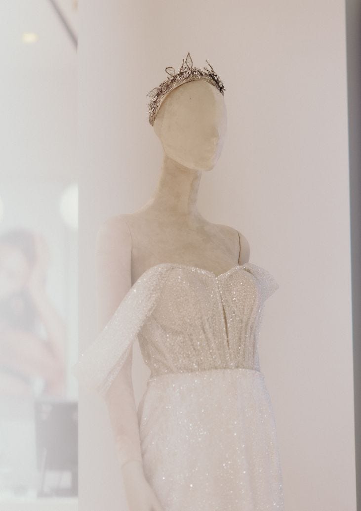 Mujer con mantilla de novia blanca 