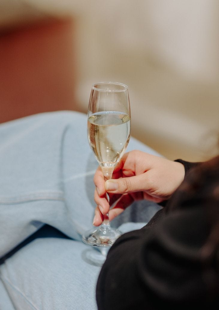 Mujer con vestido de novia con escote coraz&oacute;n y velo de novia 