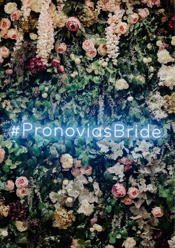 Mujer con vestido de novia con escote coraz&oacute;n y velo de novia 