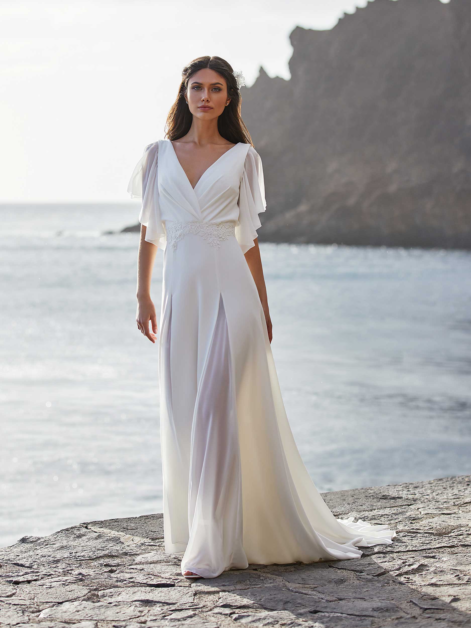 Vestido de novia largo para playa de mujer Mujer en la playa mostrando como lucir un vestido de novia en la playa.