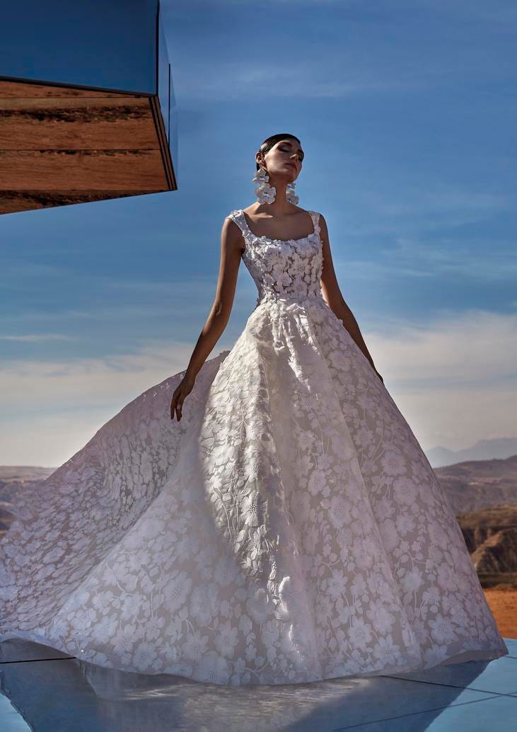 Abito da Sposa di pizzo Modella che indossa un voluminoso abito da sposa in pizzo con ampia gonna e ricami floreali