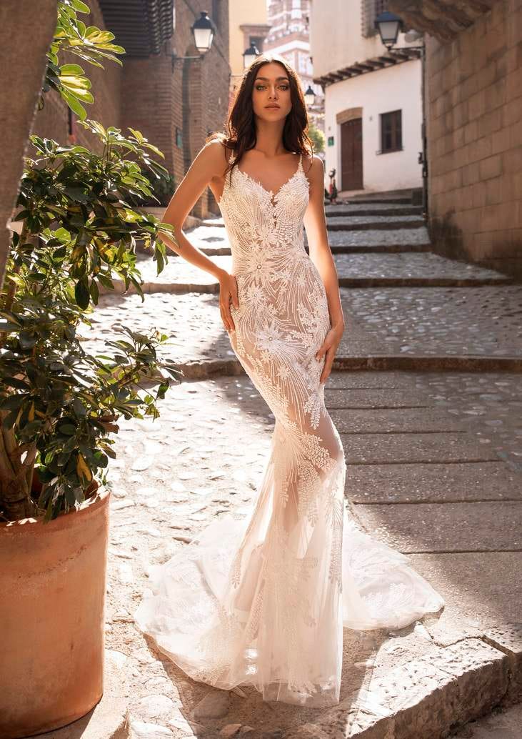 Mujer vestida de novia en una boda íntima tradicional en un pueblo al aire libre