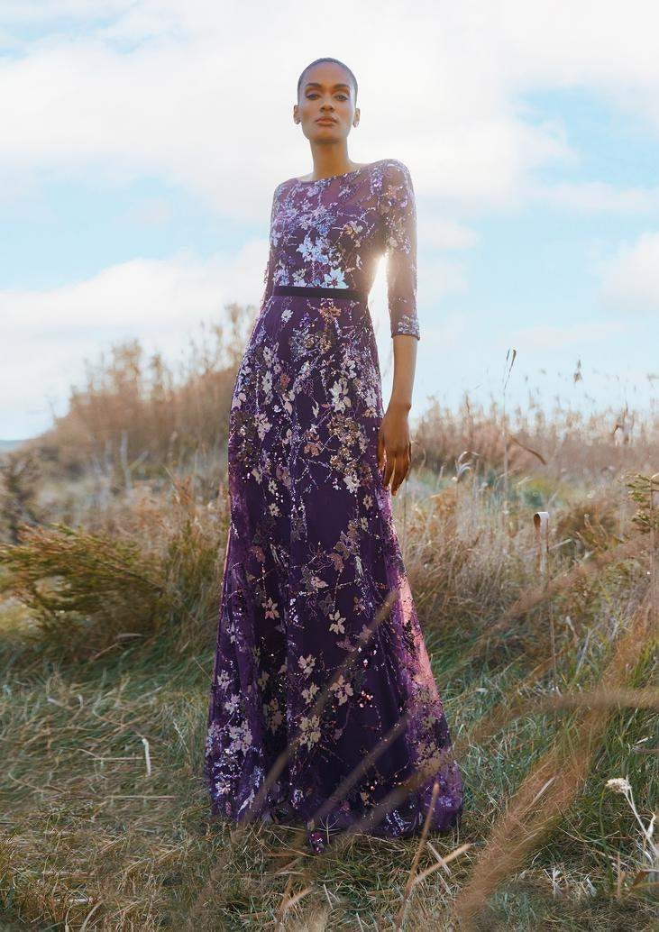 Μακρύ μωβ φόρεμα με τρία τέταρτα μανίκι από κεντημένο τούλι με παγίετες