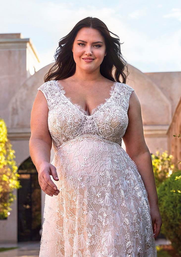 Une mari&eacute;e aux longs cheveux ondul&eacute;s, port&eacute;s d&eacute;tach&eacute;s, avec une raie au milieu.