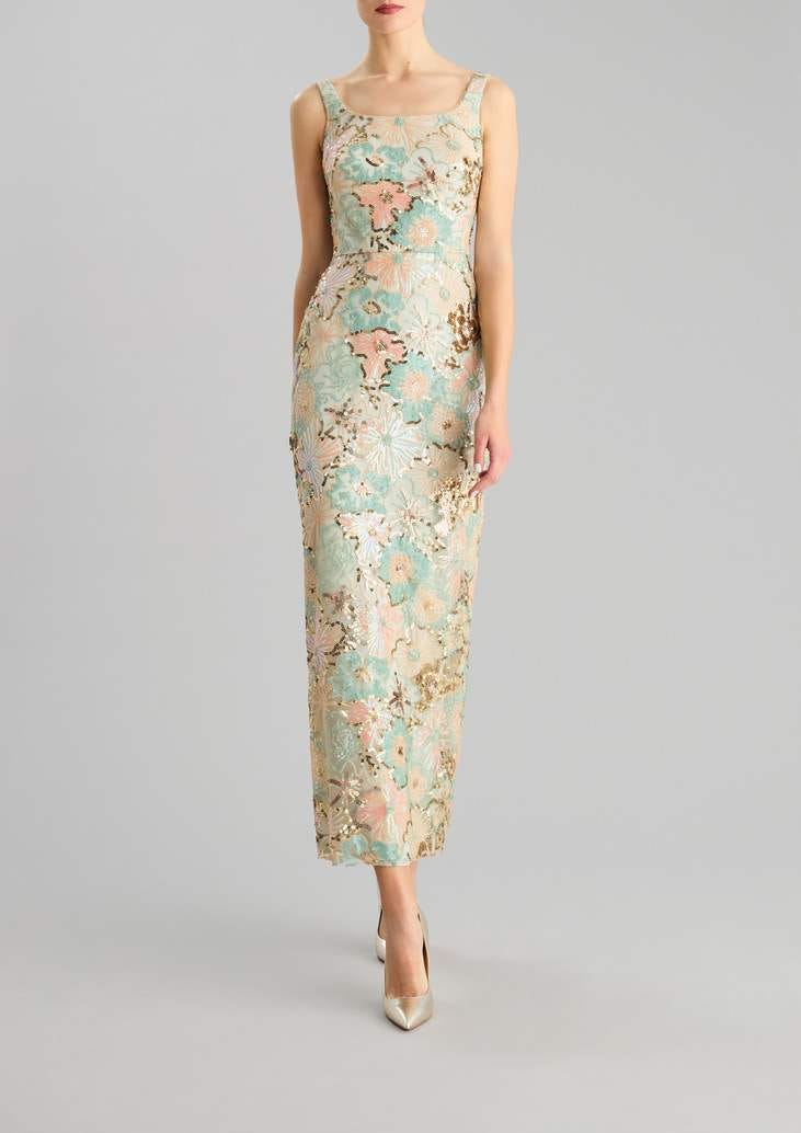 Mujer con vestido para ir a una boda con protocolo de d&iacute;a con flores