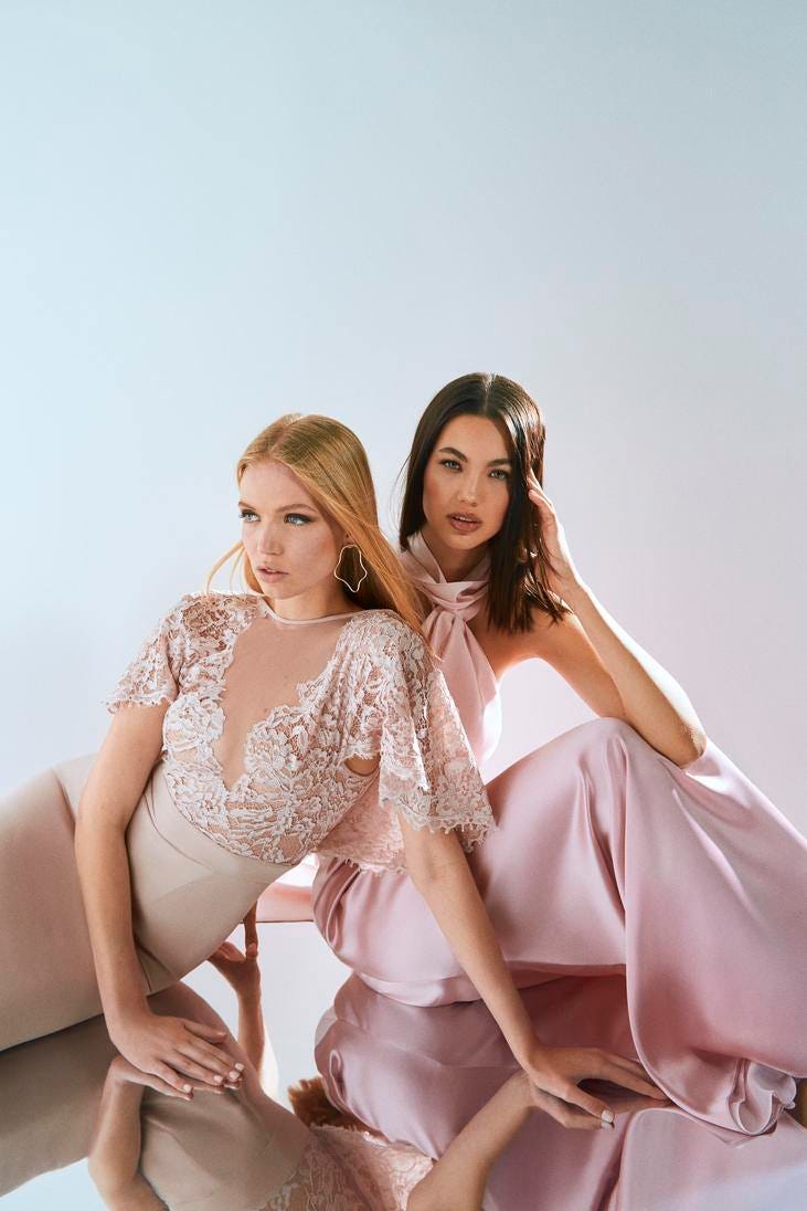 Mulheres usando vestidos rosa Demoiselles usando vestidos longos em tons de rosa com detalhes rendados e decotes halter e em bico