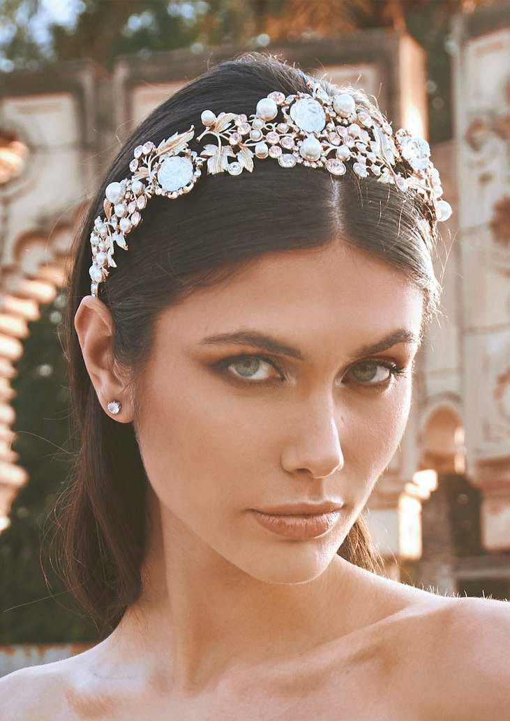 Noiva de cabelo longo a usar uma tiara com uma maquilhagem neutra