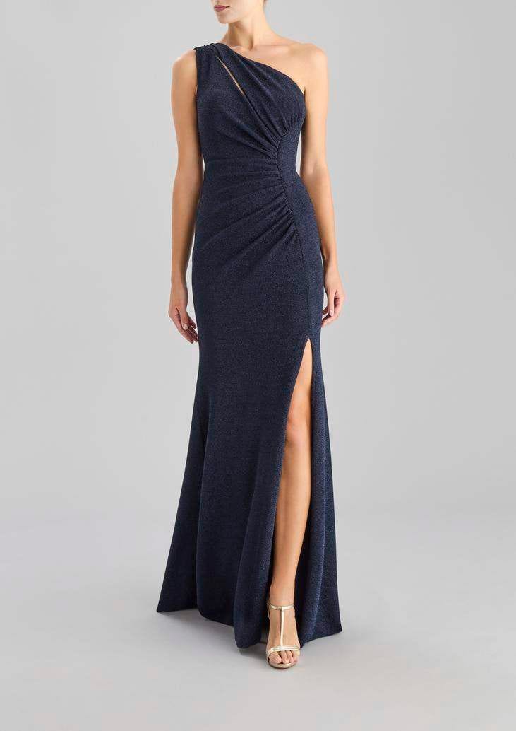 Mujer luciendo un vestido de testigo de boda azul marino largo con abertura en la pierna y escote asim&eacute;trico