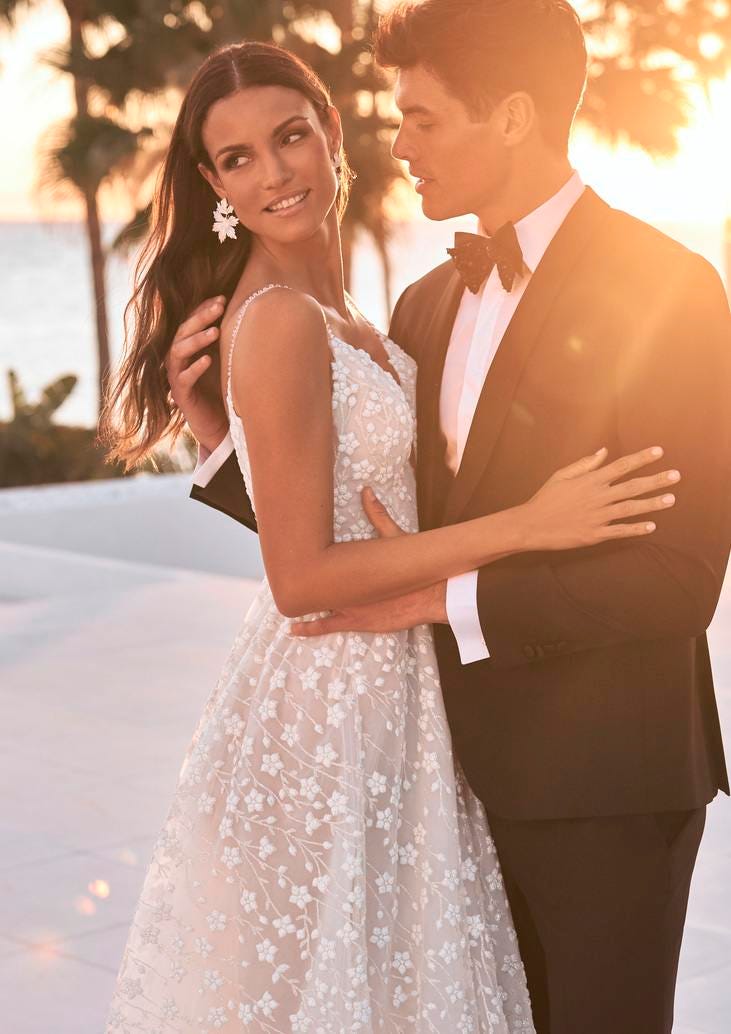 Un novio y una novia en el día de la boda tradicional en el atardecer