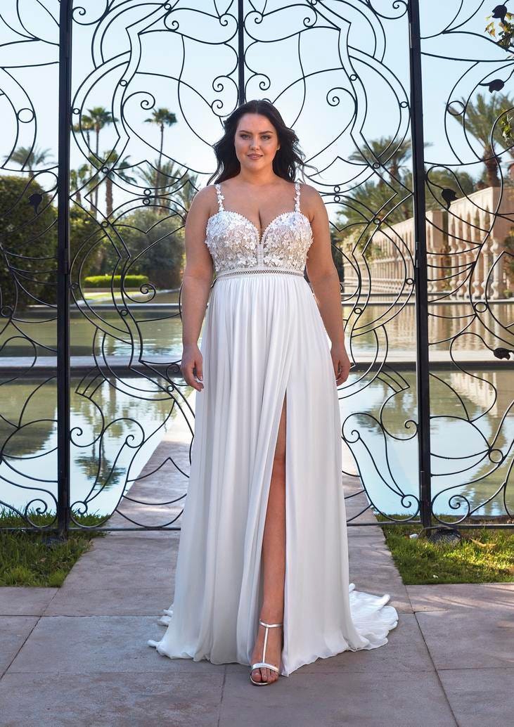 Novia con tacones de boda Mujer vestida de novia con tacones de novia en boda al aire libre