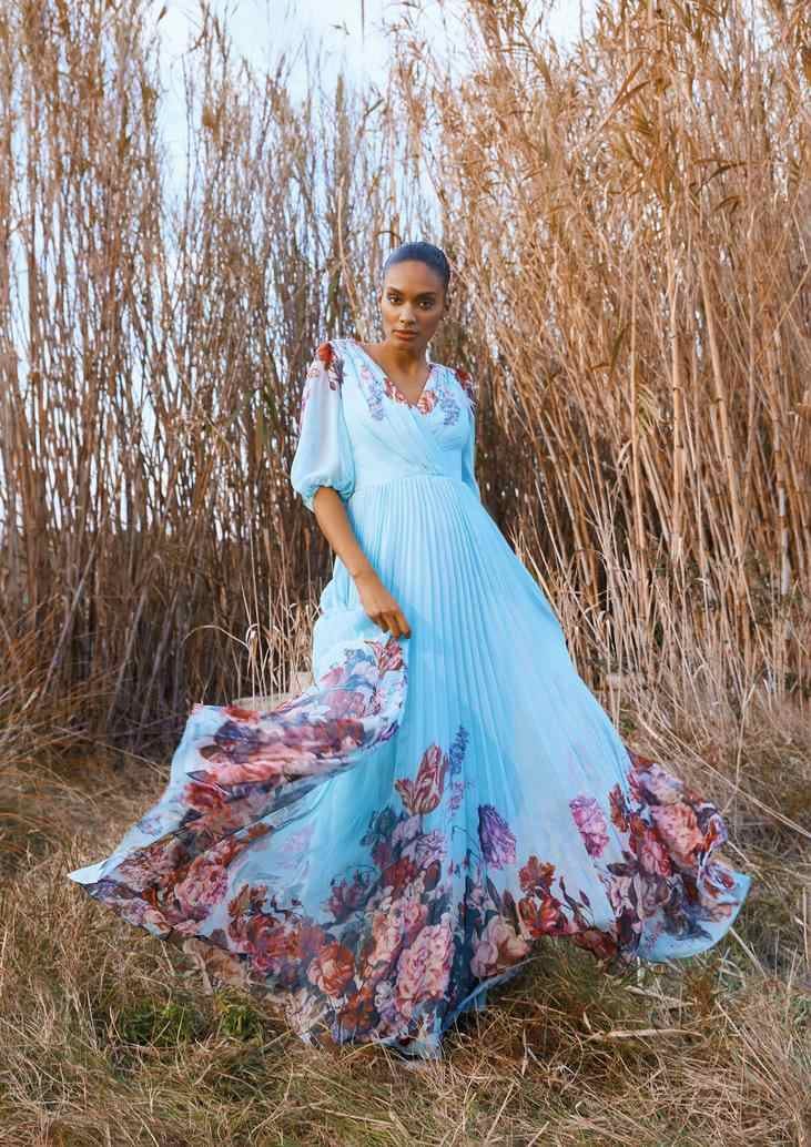 Mακρύ φόρεμα σε γαλάζιο χρώμα με φλοράλ λεπτομέρειες και πλισέ φούστα ιδανικό για νονές