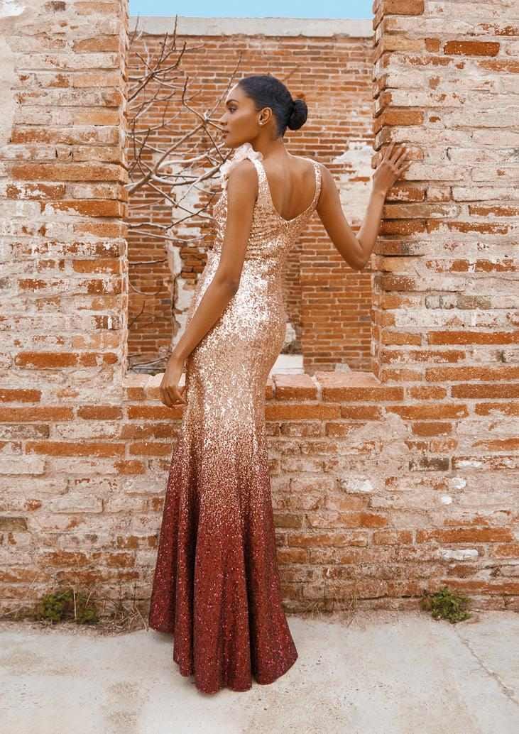 Ciemnoskóra brunetka ubrana w elegancką suknię na weselę z dopasowanym upięciem włosów w kok