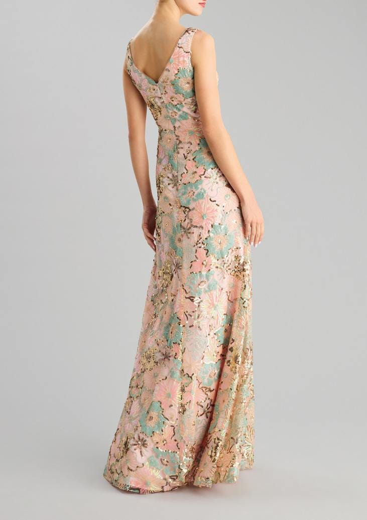 Convidada madrinha com penteado cabelo solto usa vestido curto assimétrico lantejoulas e sandálias