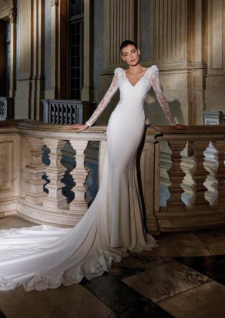 Mujer con vestido de novia con hombreras estilo sirena 