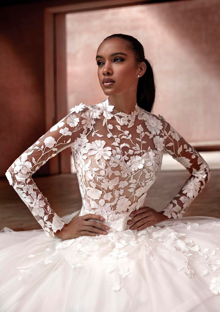 Mujer vestida de novia con vestido amp&oacute;n con encaje y u&ntilde;as de novia sencillas