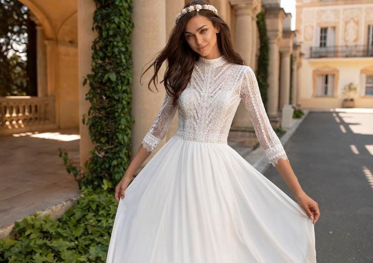 Mujer vestida de novia con un vestido bohemio con una corona de flores en la cabeza con el pelo suelto