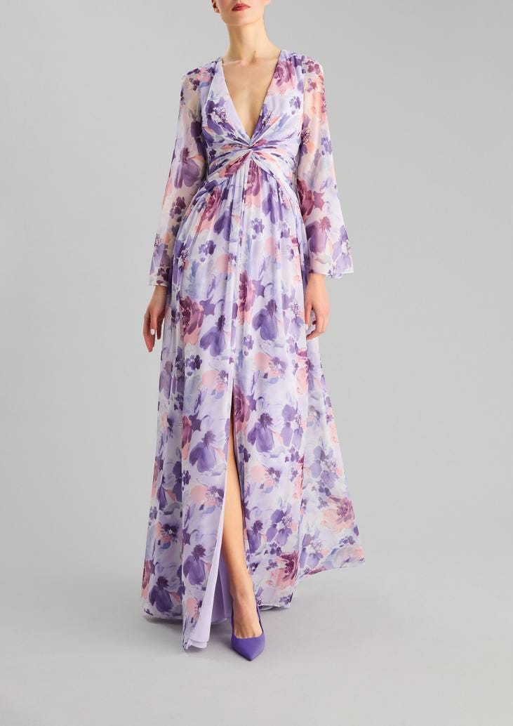 Vestido para la madre del novio largo con volantes y estampados florales de color rosa y largo