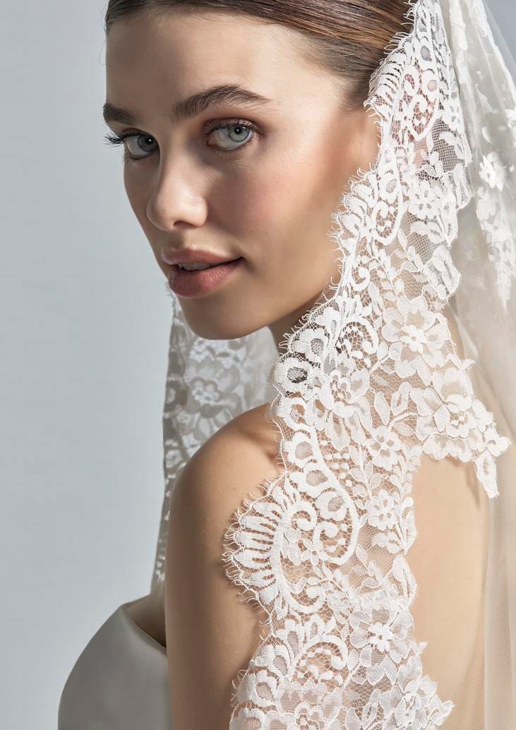 Mujer con mantilla de novia blanca 