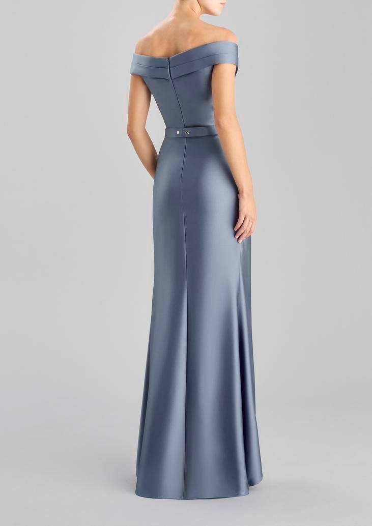 Mujer de espaldas luciendo un vestido de testigo de boda azul gris&aacute;ceo largo de raso