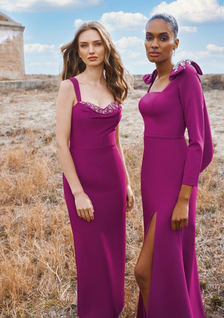 Modelle che indossano due abiti eleganti da damigella, una con spalline sottili e una con maniche lunghe.