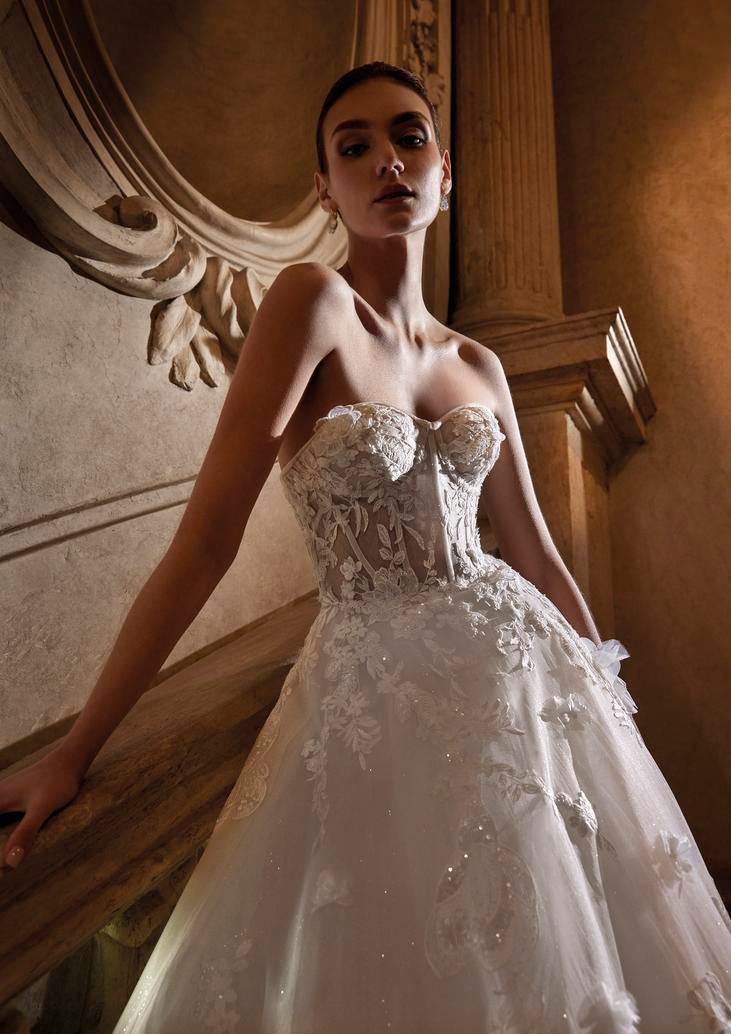 Vestido de noiva bordado cai-cai Noiva com cabelo apanhado, brincos simples e vestido ca-cai decote coração com bordados florais