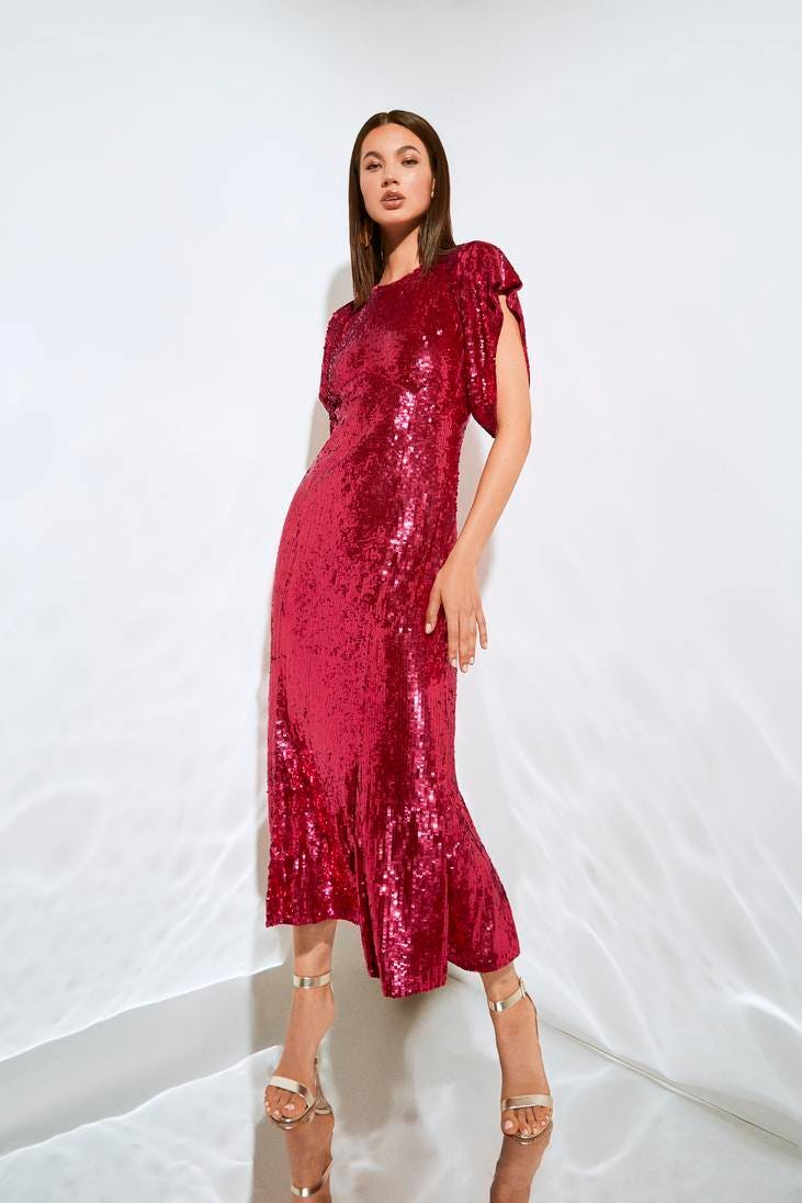 Kırmızı pullu payetli kısa kollu uzun abiye elbise giyerek poz veren nedime