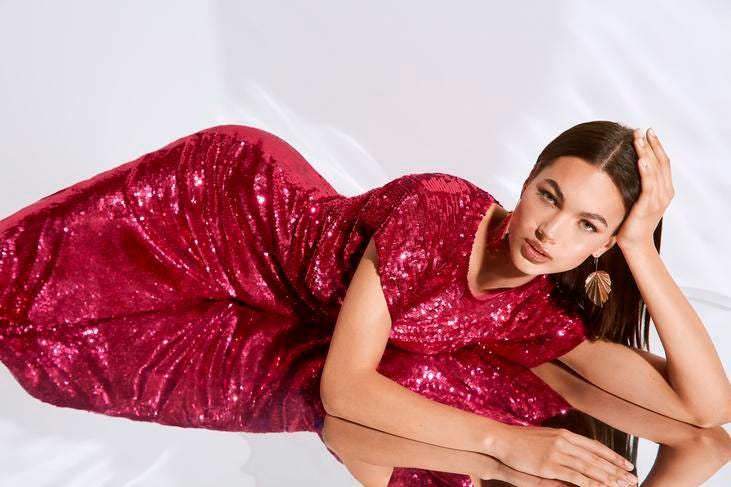 Vestido de lantejoulas vermelho Vestido de festa vermelho em lantejoulas comprido de manga curta a combinar com brincos em formato de folha