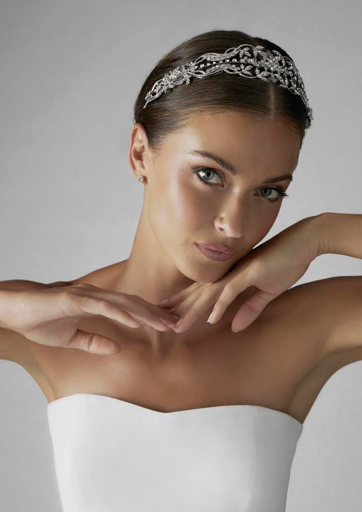 Vestido de noiva tomara que caia Noiva usando um vestido tomara que caia conjugado com um penteado simples adornado com uma bela tiara prateada