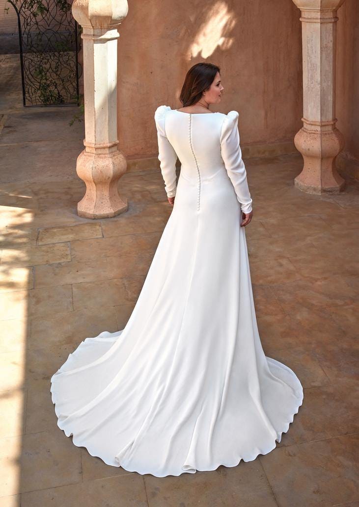 Vestido de novia con hombreras y mangas con transparencias 