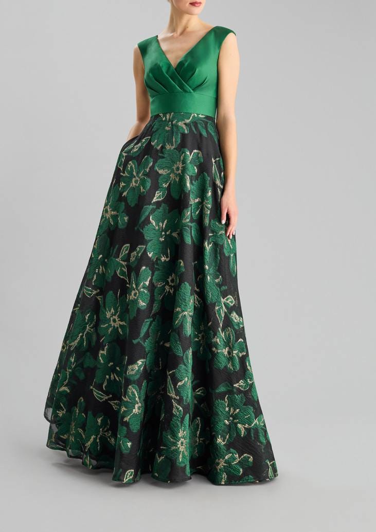 Une magnifique robe pour la m&egrave;re de la mari&eacute;e &agrave; imprim&eacute; floral vert et noir, parfaite pour une soir&eacute;e &eacute;l&eacute;gante