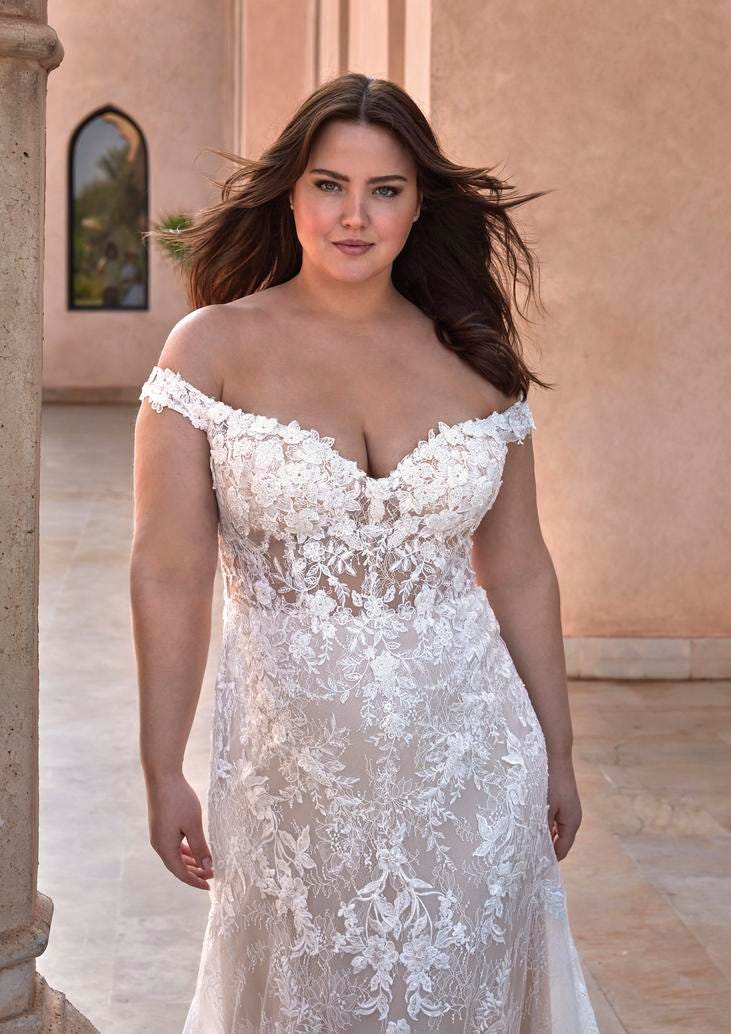 Mujer con vestido de novia con encaje y transparencias para una lencer&iacute;a de novia sencilla