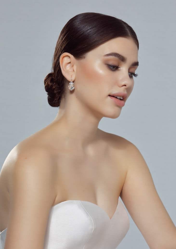 Une jeune femme élégante arborant une ravissante paire de boucles d'oreilles pour célébrer son anniversaire de mariage