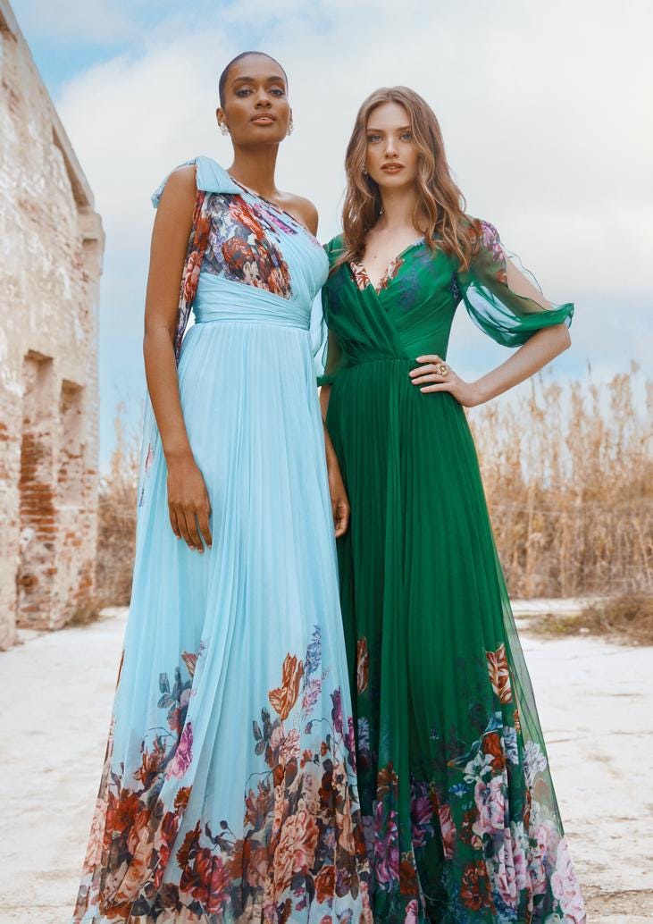 Επίσημα μακριά φορέματα πλισέ με φλοράλ λεπτομέρειες