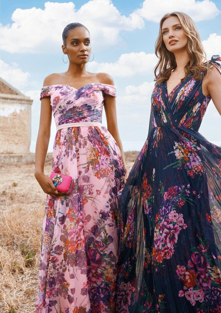 Donne con due abiti da damigella a fiori, uno sul rosa antico con scollatura a cuore, l'altro sul blu con scollatura a V. 