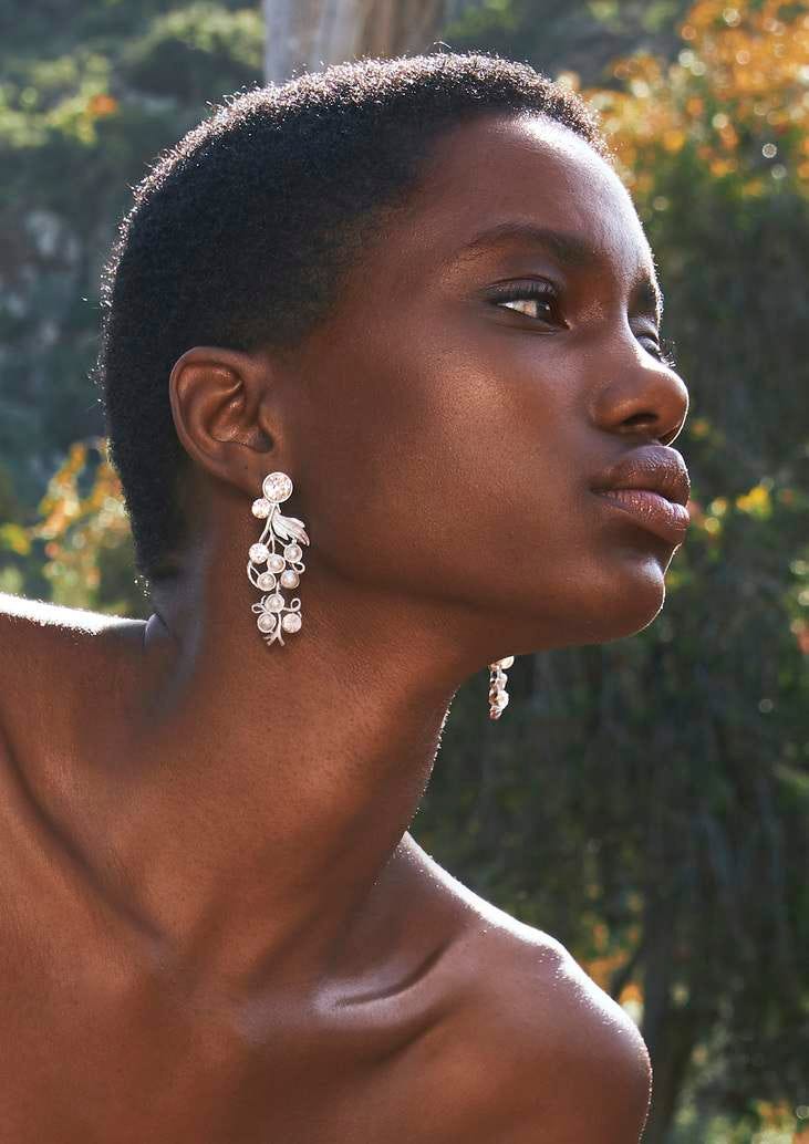 Mujer con unos pendientes de invitada perfecta
