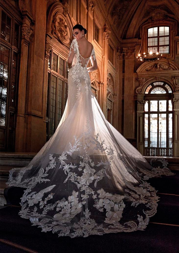 Noiva com vestido sereia com pérola, cauda longa, bordados florais e cabelo apanhado