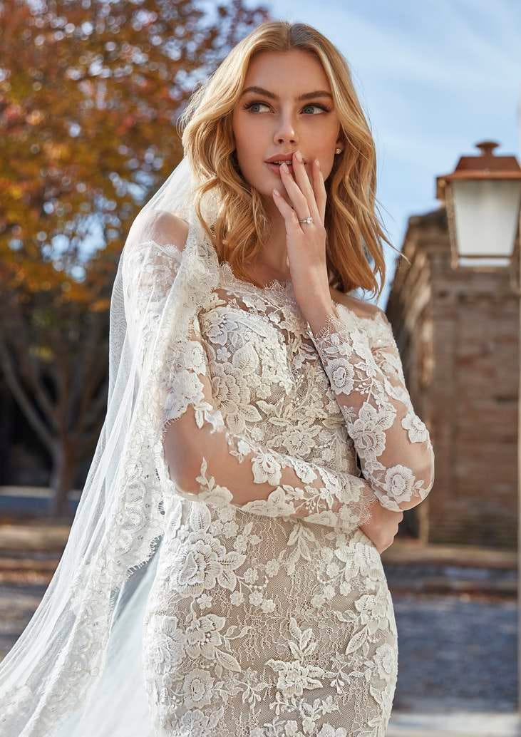 Vestido de noiva sereia adornado com bordados florais