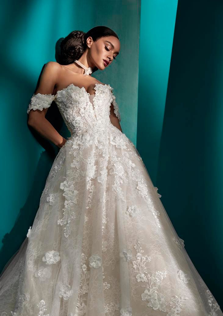 Noiva com um vestido branco sem alças com bordado de flores ao longo de todo o tecido