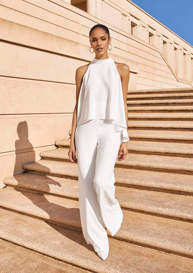 Abito da Sposa Elegante con Pantalone Modella che indossa un abito da sposa bianco con canottiera e pantalone largo.