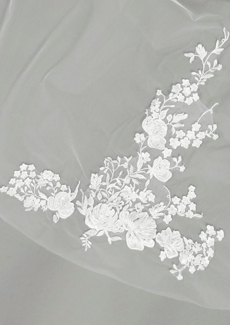 Bout de dentelle extrait du voile de la mariée pour être recyclé sur un autre vêtement ou un accessoire du quotidien