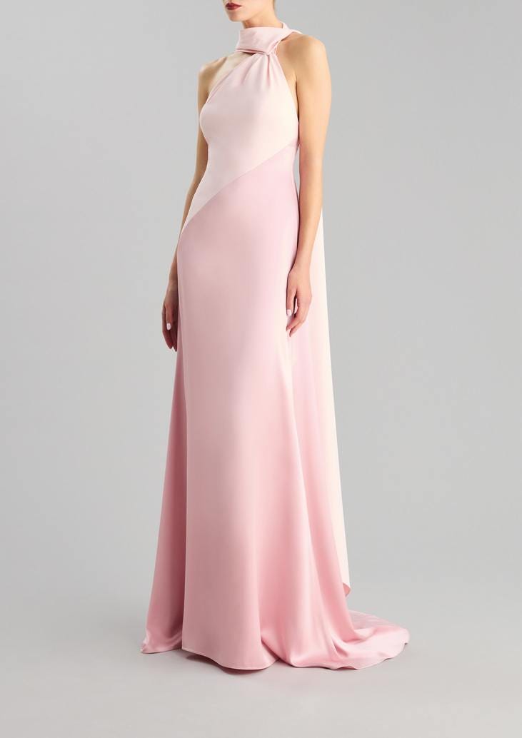 Kolor sukienki na poprawiny Kobieta w długiej prostej sukience na poprawiny w kolorze pudrowego różu wiązanej przy szyi