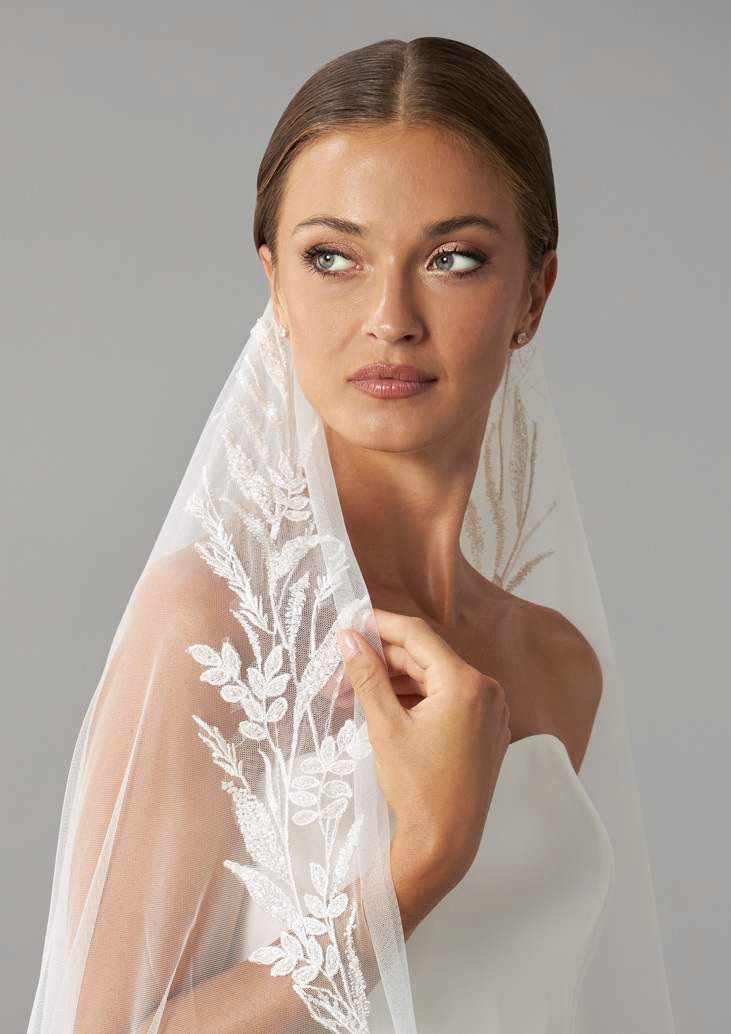 Voile pour cérémonie laïque Une jeune femme portant un voile sur la tête pour sa cérémonie laïque