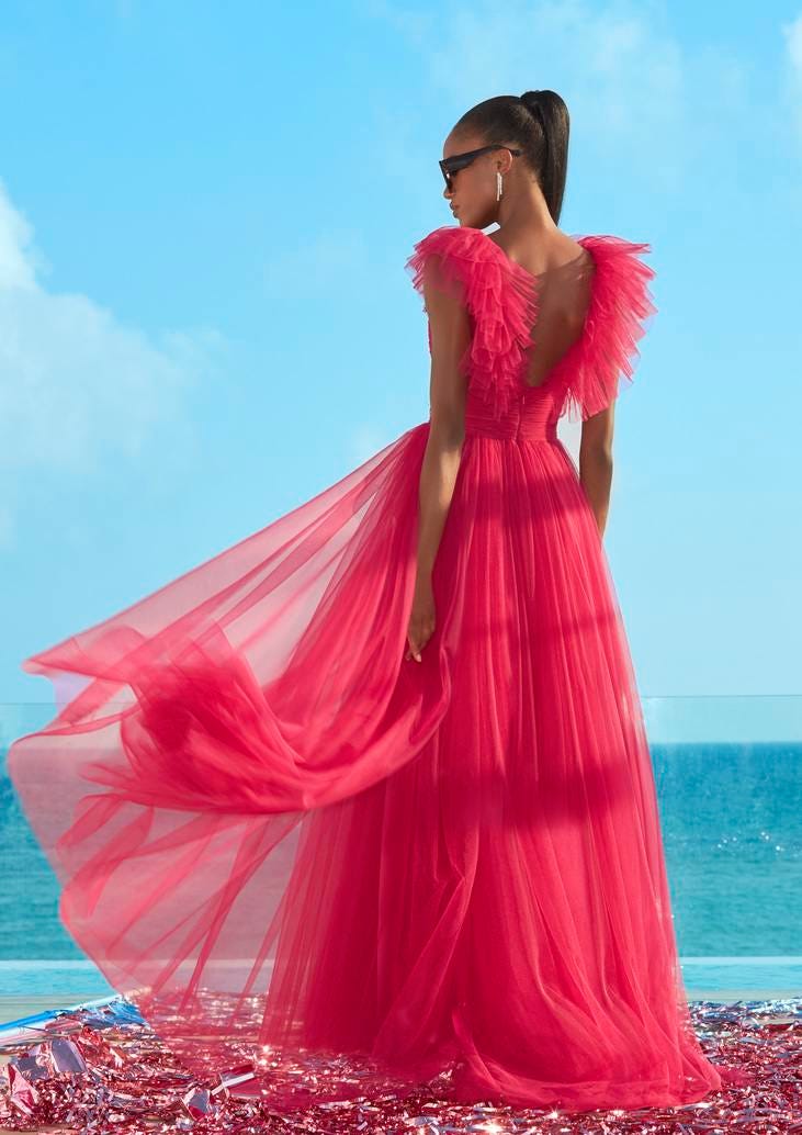 Pembe t&uuml;ll&uuml; uzun kol detaylı uzun abiye elbibise giyen arkası d&ouml;n&uuml;k nedime